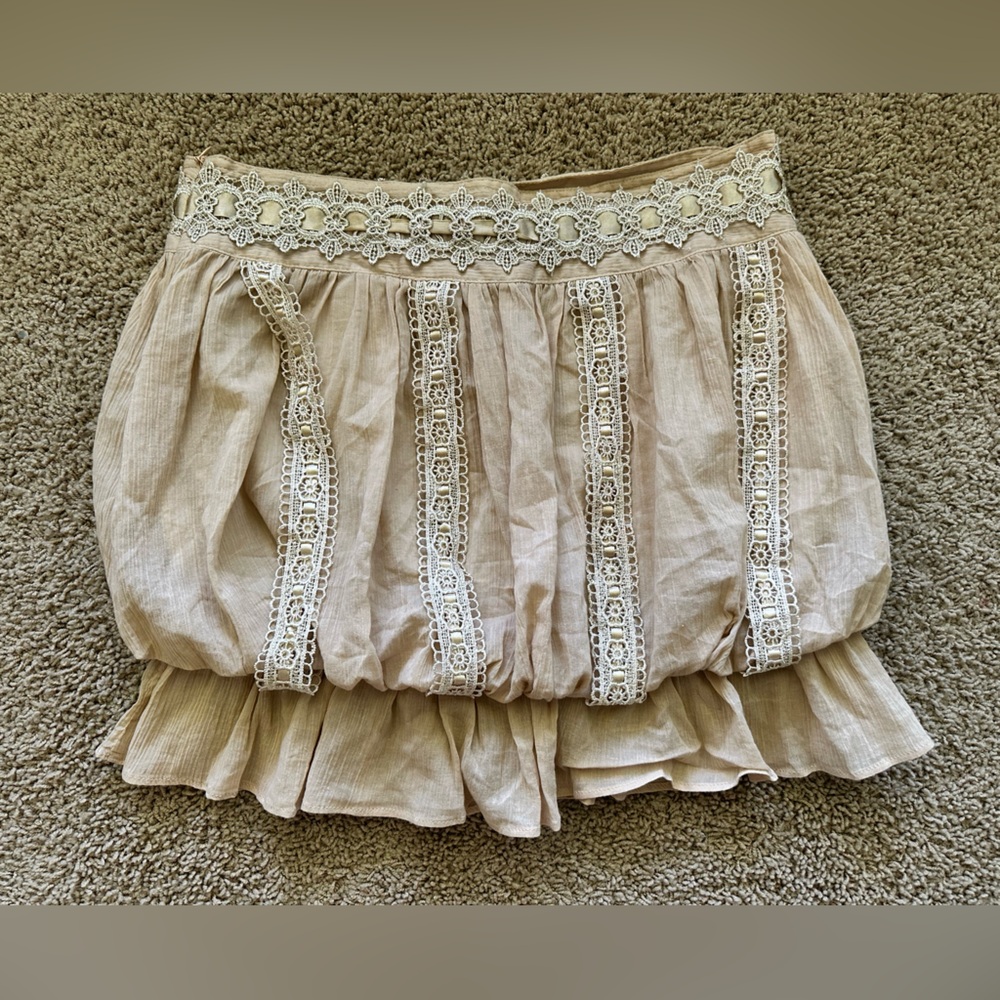 Elegant Cream Mini Skirt with Lace Detailing - Picture 5 of 11